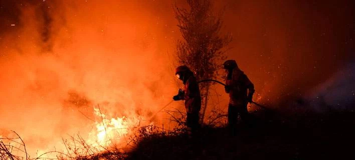 Πορτογαλία: Πάνω από 400 πυροσβέστες δίνουν μάχη με τις φλόγες